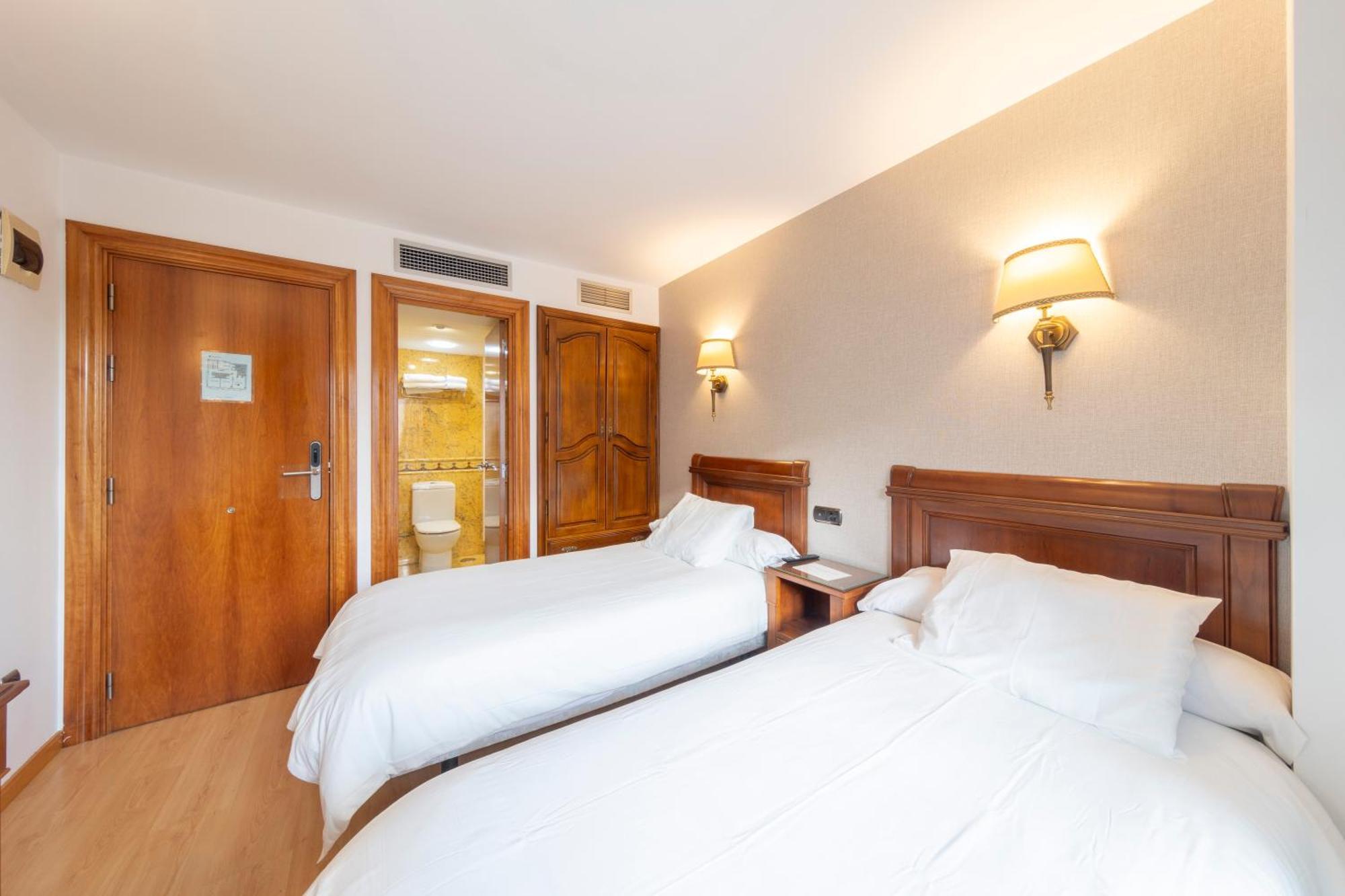 Hostal Sin Recep24H Puerta De La Villa - Pet Friendly & Restaurante Almazán Exterior foto
