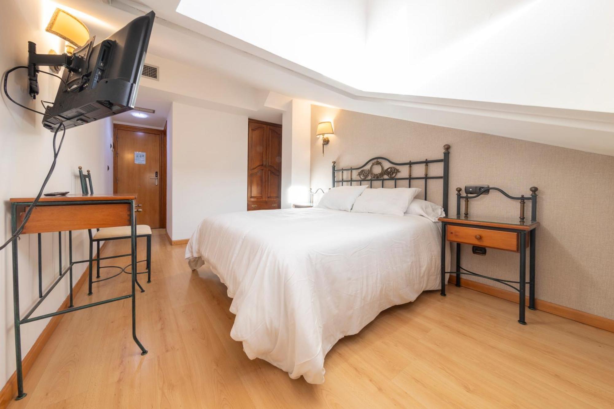 Hostal Sin Recep24H Puerta De La Villa - Pet Friendly & Restaurante Almazán Exterior foto