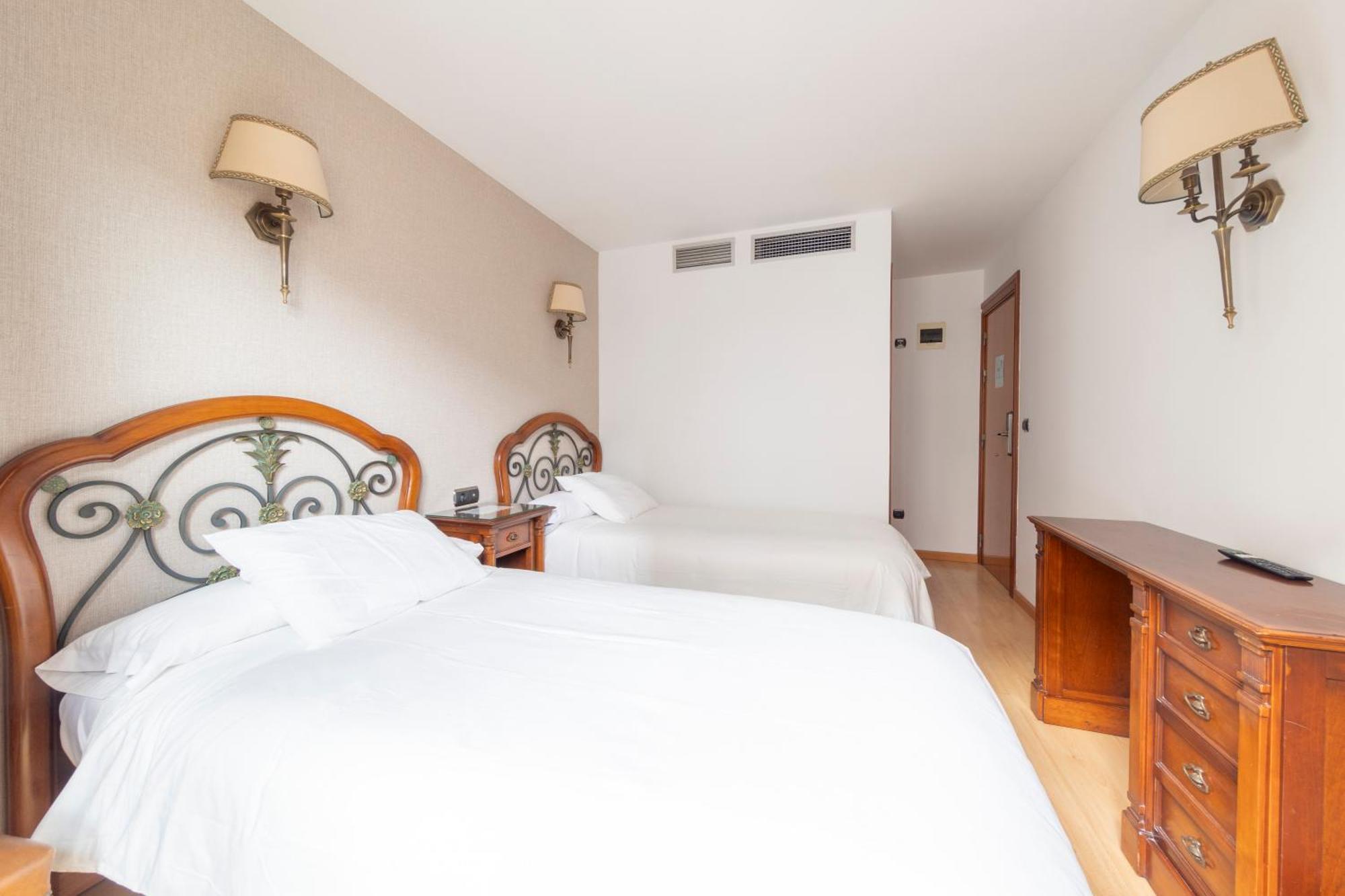 Hostal Sin Recep24H Puerta De La Villa - Pet Friendly & Restaurante Almazán Exterior foto