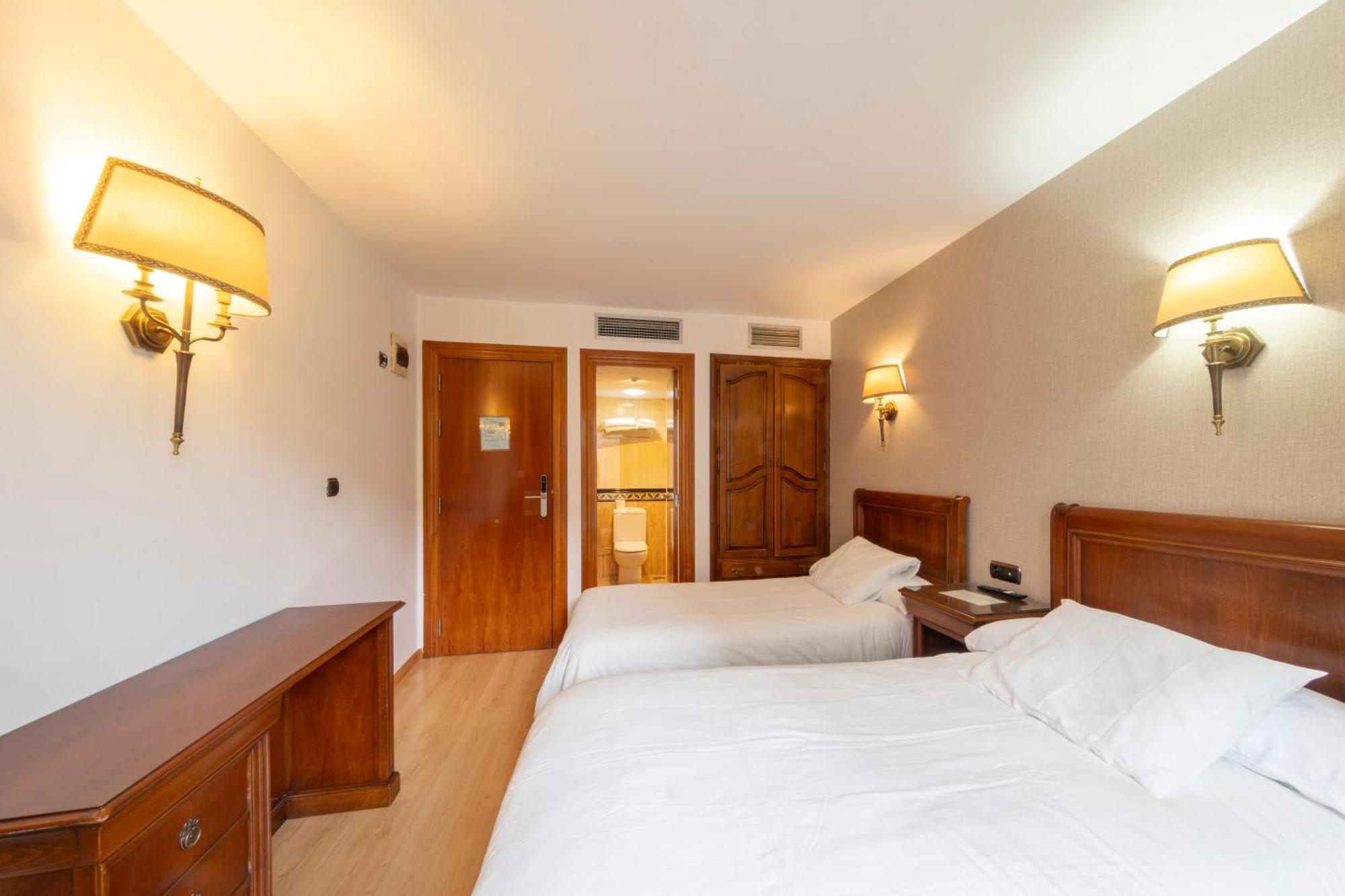 Hostal Sin Recep24H Puerta De La Villa - Pet Friendly & Restaurante Almazán Exterior foto