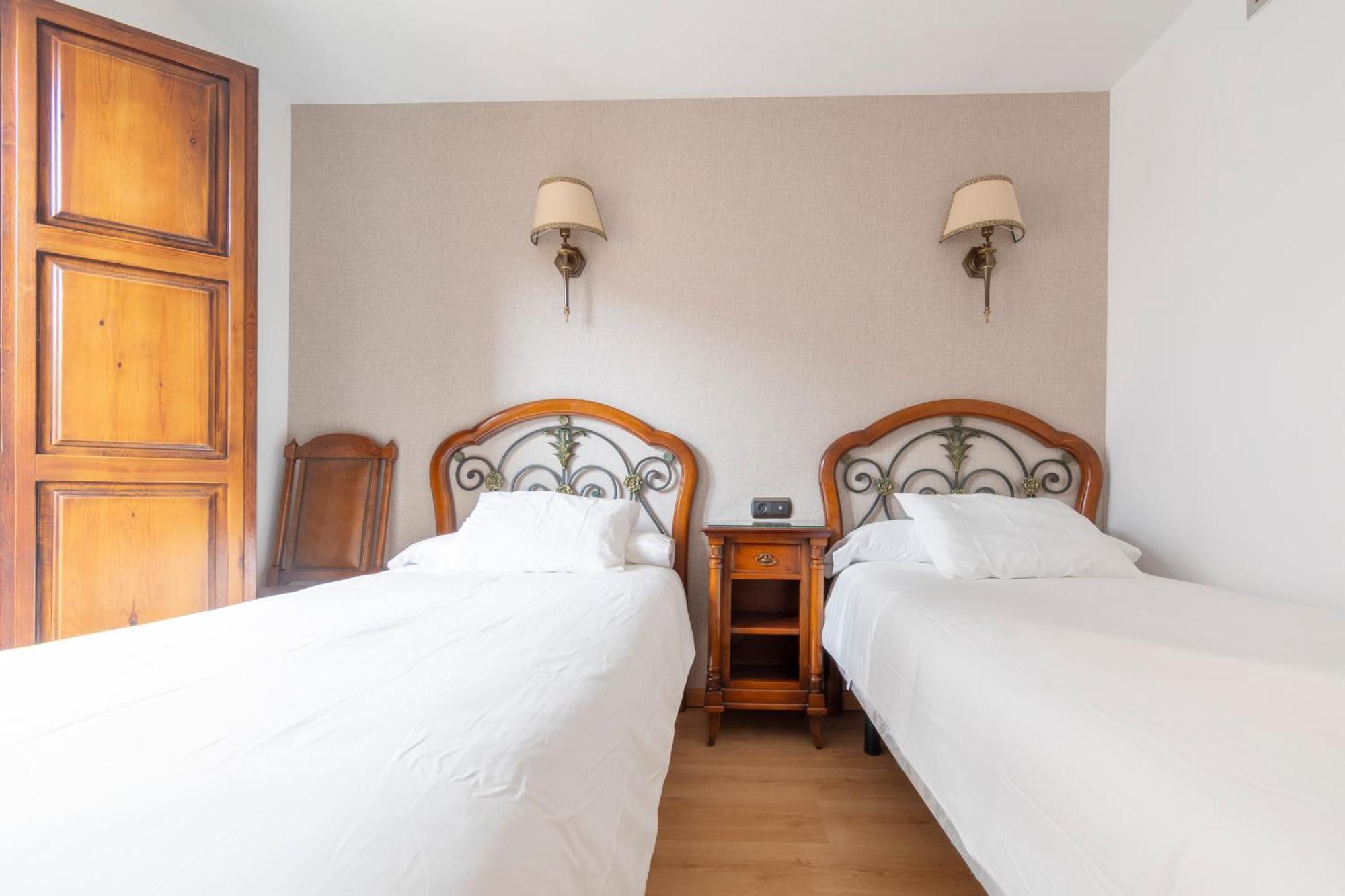Hostal Sin Recep24H Puerta De La Villa - Pet Friendly & Restaurante Almazán Exterior foto